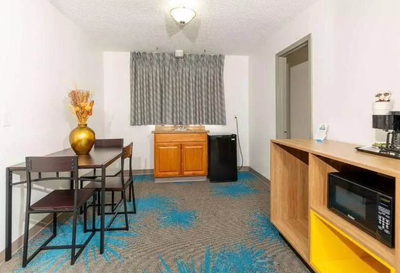 キングサイズベッドのデラックススイート, Days Inn By Wyndham Coeur D'alene