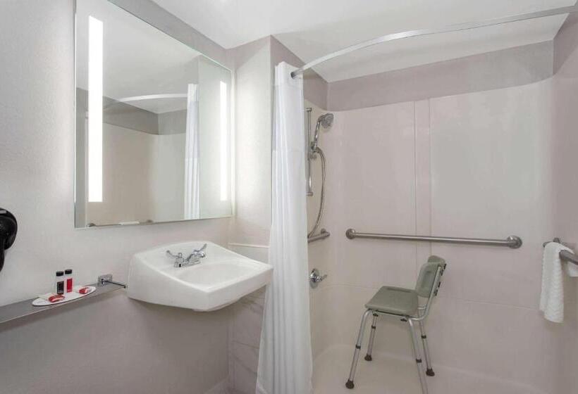 适合残疾人士使用的带超级大床的标准间, Days Inn By Wyndham Orlando Conv. Center/international Dr