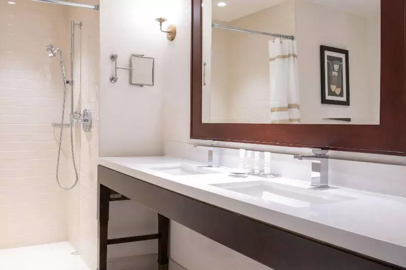 استودیوی لوکس, Days Inn By Wyndham Redwood City