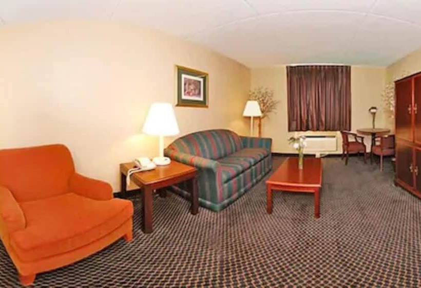 جناح, Econo Lodge Inn & Suites