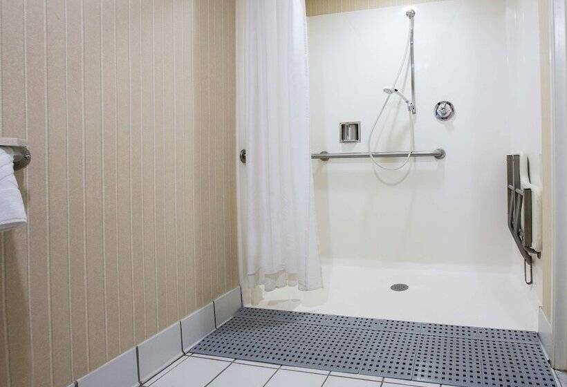 غرفة قياسية لذوى الاحتياجات الخاصة, Hilton Concord