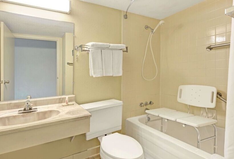 חדר סטנדרט מותאם לאדם עם מוגבלויות, Super 8 By Wyndham Indianapolis South