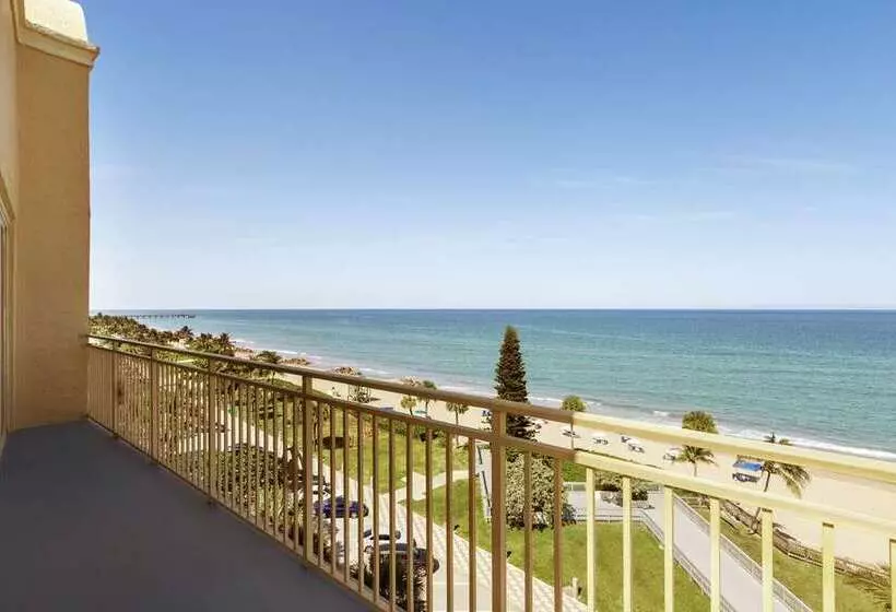 キングサイズベッドのスイートルーム, Embassy Suites By Hilton Deerfield Beach Resort & Spa