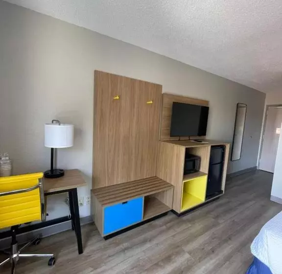 اتاق لوکس با تخت بزرگ, Days Inn By Wyndham Florence Near Civic Center