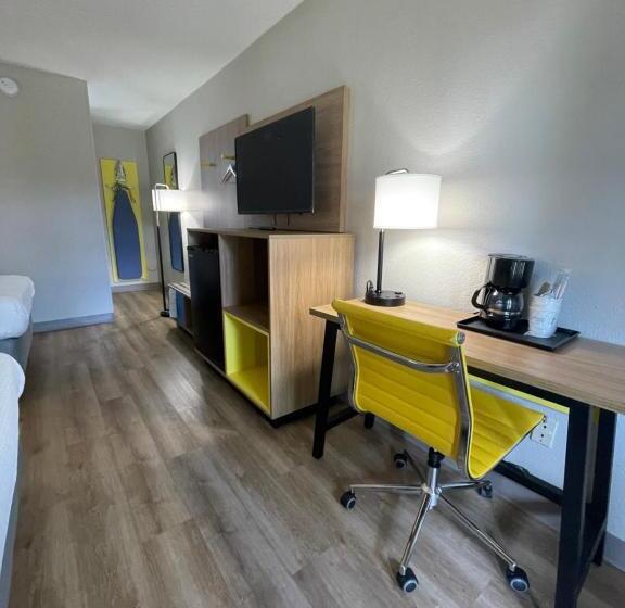 带大床的豪华间, Days Inn By Wyndham Florence Near Civic Center