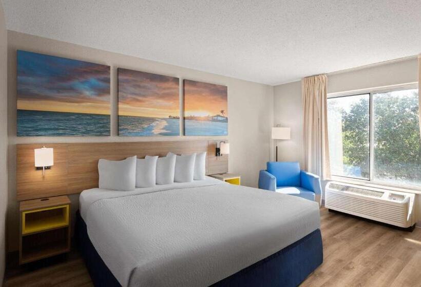 带大床的豪华间, Days Inn By Wyndham Florence Near Civic Center