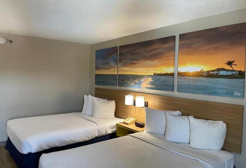 带2个双人床的标准工作室, Days Inn By Wyndham Florence Near Civic Center