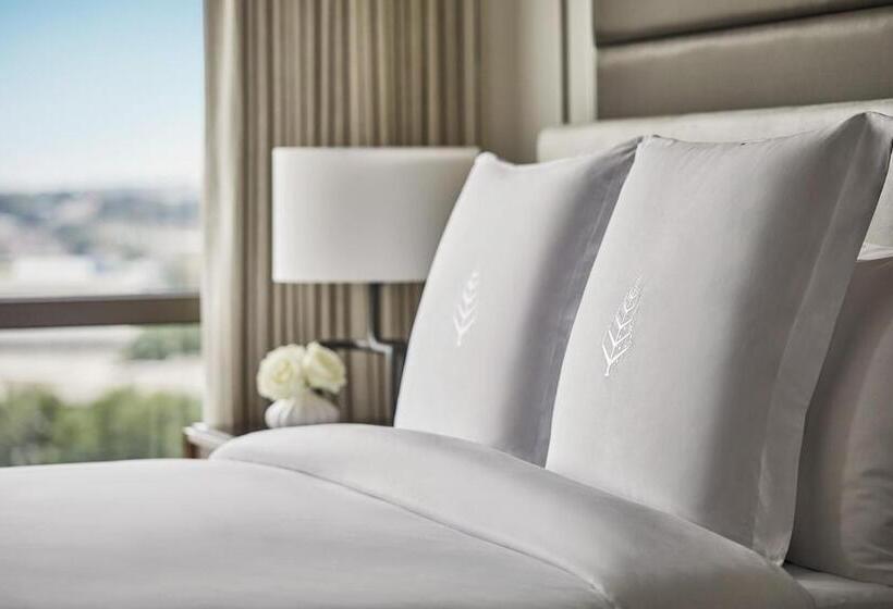 Suite with lake view, Four Seasons Hotel Austin