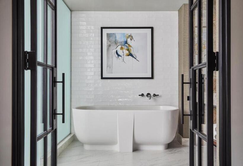 Suite with lake view, Four Seasons Hotel Austin