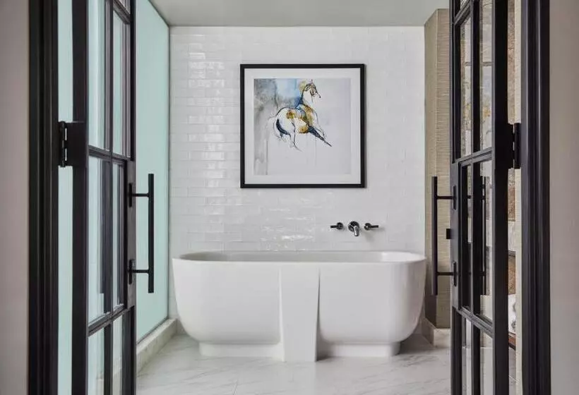 Suite with lake view, Four Seasons Hotel Austin