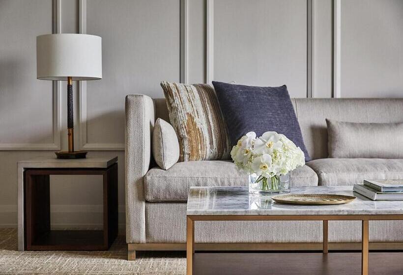 Suite with lake view, Four Seasons Hotel Austin