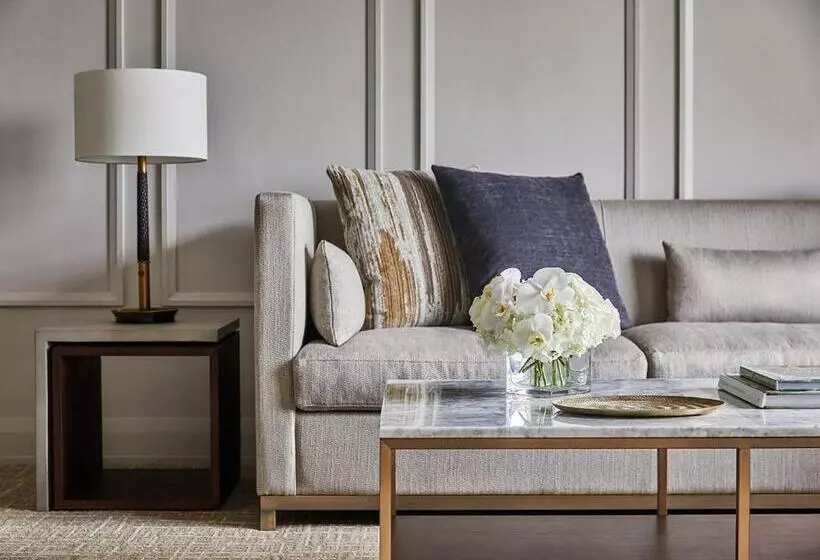 Suite with lake view, Four Seasons Hotel Austin