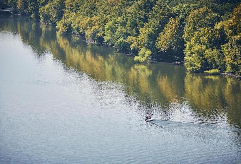 Suite with lake view, Four Seasons Hotel Austin
