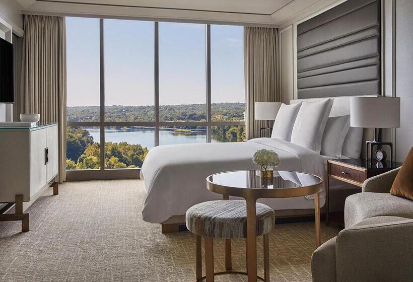 Suite with lake view, Four Seasons Hotel Austin