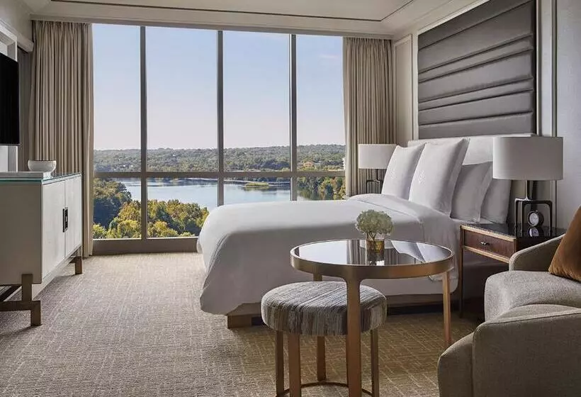 Suite with lake view, Four Seasons Hotel Austin