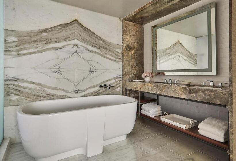 Suite with lake view, Four Seasons Hotel Austin