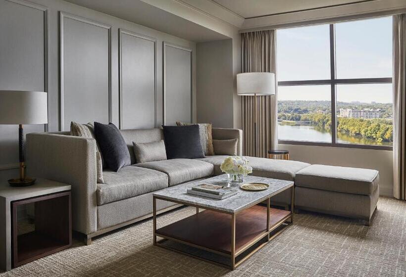 Suite with lake view, Four Seasons Hotel Austin