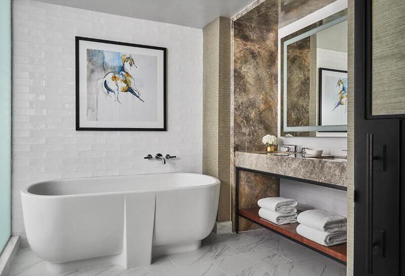 Suite with lake view, Four Seasons Hotel Austin