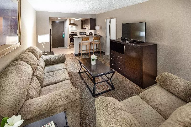 スイート, Holiday Inn Hotel Atlanta Northlake, A Full Service