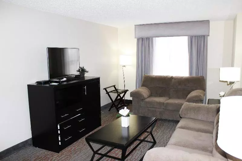 スイート, Holiday Inn Hotel Atlanta Northlake, A Full Service