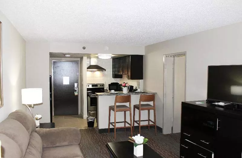 スイート, Holiday Inn Hotel Atlanta Northlake, A Full Service