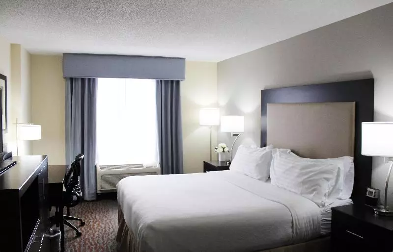 スイート, Holiday Inn Hotel Atlanta Northlake, A Full Service