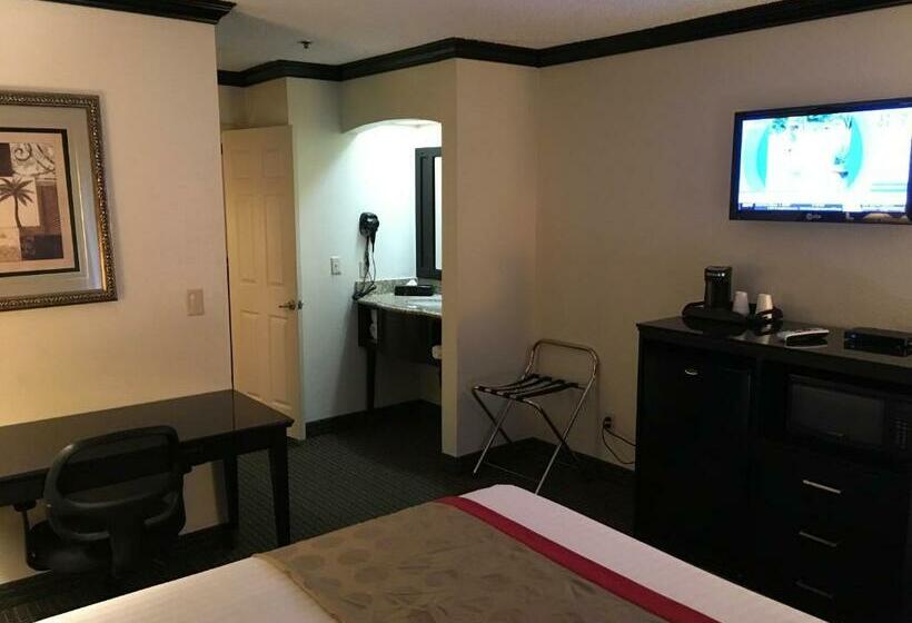 스탠다드 스튜디오, Ramada By Wyndham Ontario