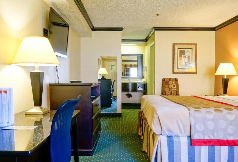 스탠다드 스튜디오, Ramada By Wyndham Ontario