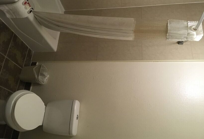 스탠다드 스튜디오, Ramada By Wyndham Ontario