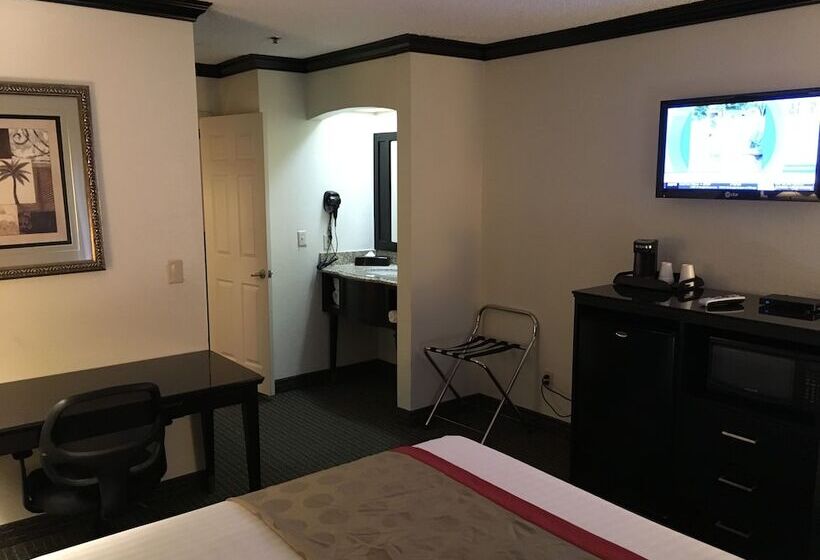 스탠다드 스튜디오, Ramada By Wyndham Ontario