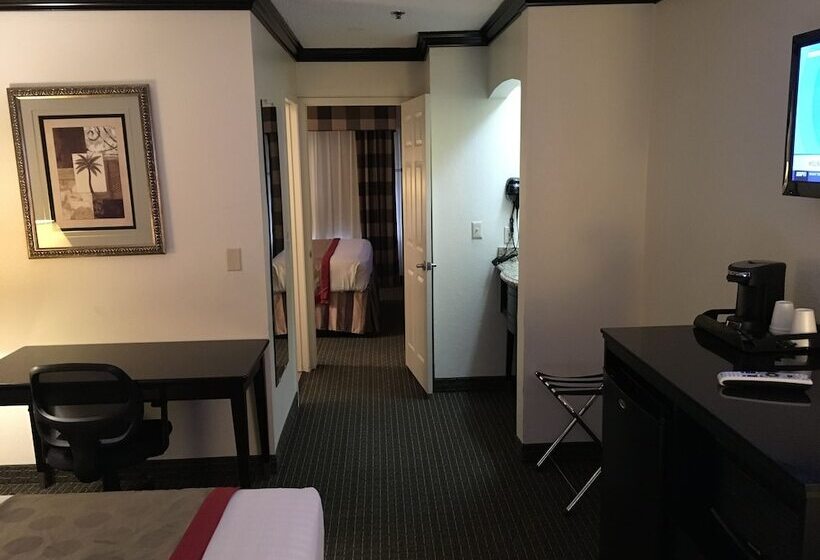 스탠다드 스튜디오, Ramada By Wyndham Ontario