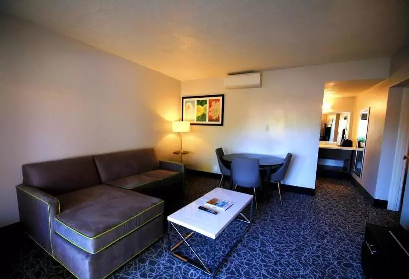 سوئیت با تخت بزرگ, El Sendero Inn, Ascend Hotel Collection