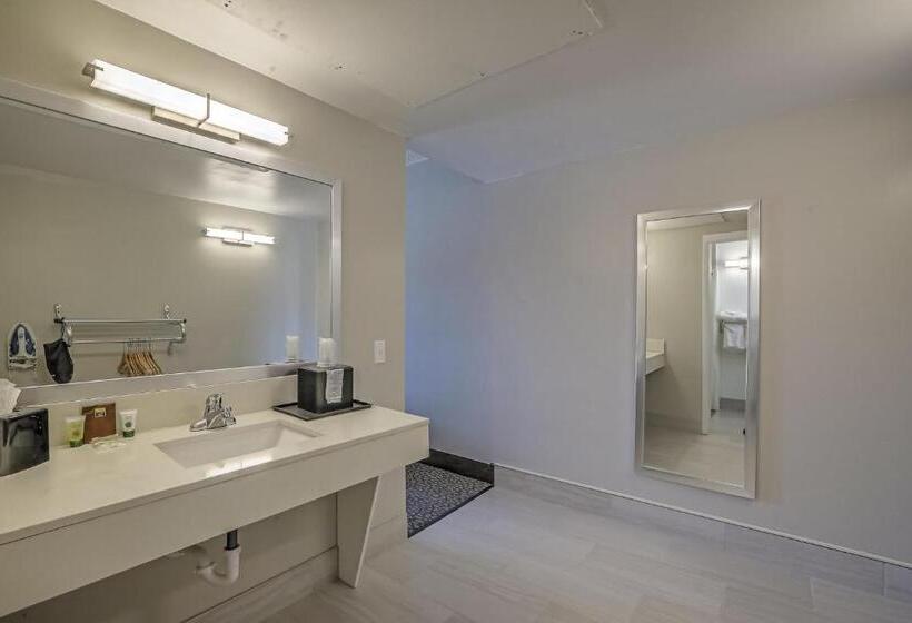 מיטת קינג בסוויטה, El Sendero Inn, Ascend Hotel Collection