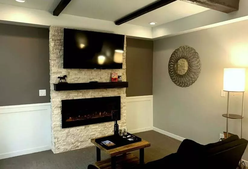 Deluxe-studio, Cedar Stables Inn & Suites