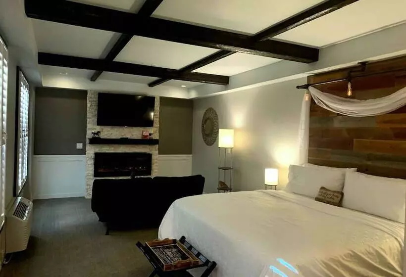 Deluxe-studio, Cedar Stables Inn & Suites