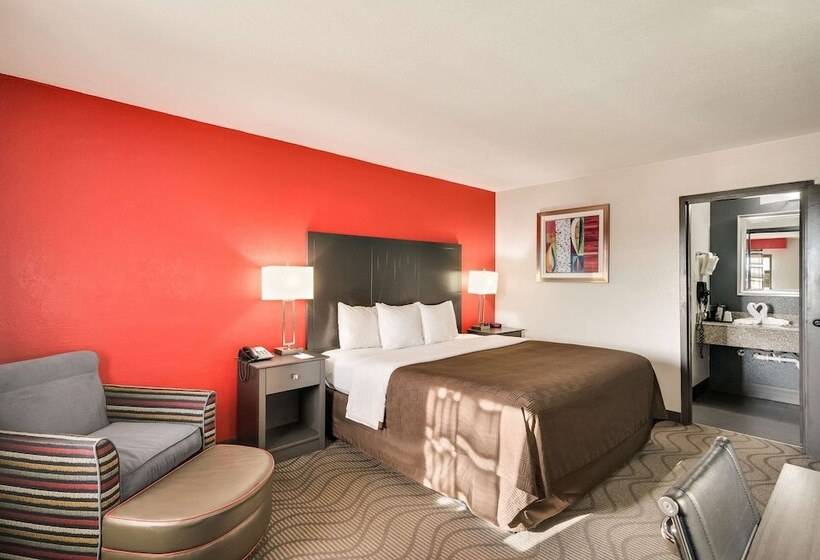Люкс с гидромассажем, Clarion Inn & Suites Russellville I40