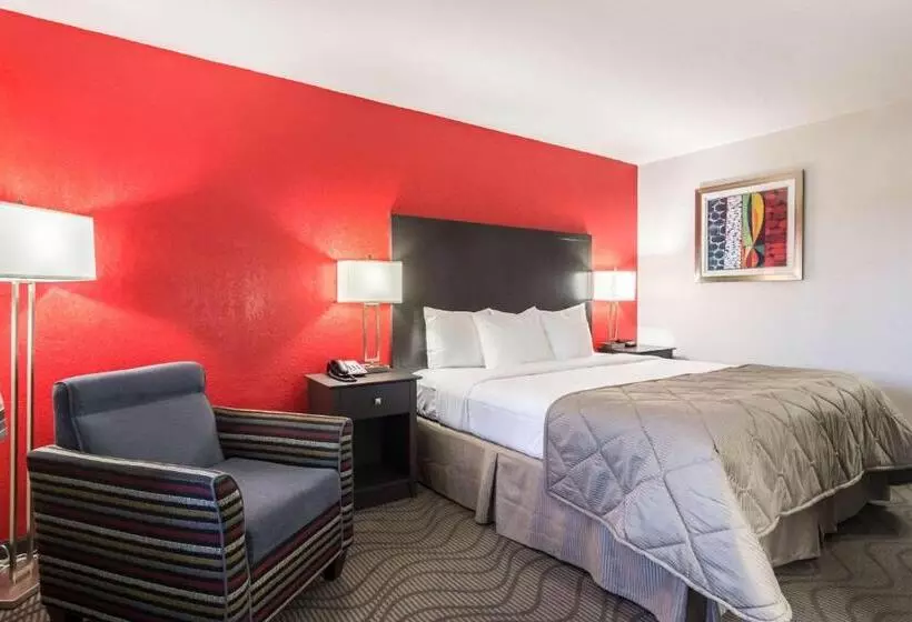 キングサイズベッドのスタンダードルーム, Clarion Inn & Suites Russellville I40