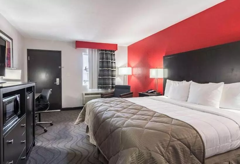 キングサイズベッドのスタンダードルーム, Clarion Inn & Suites Russellville I40