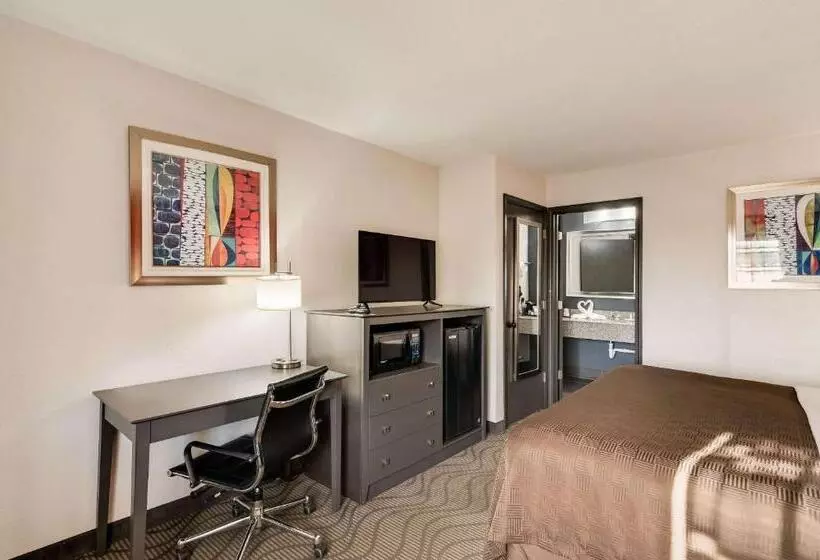 キングサイズベッドのスタンダードルーム, Clarion Inn & Suites Russellville I40
