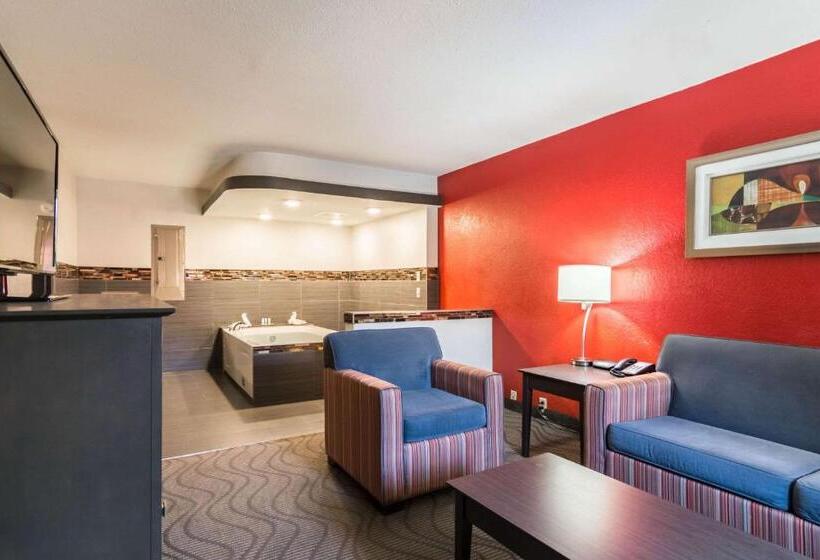 Люкс с гидромассажем, Clarion Inn & Suites Russellville I40