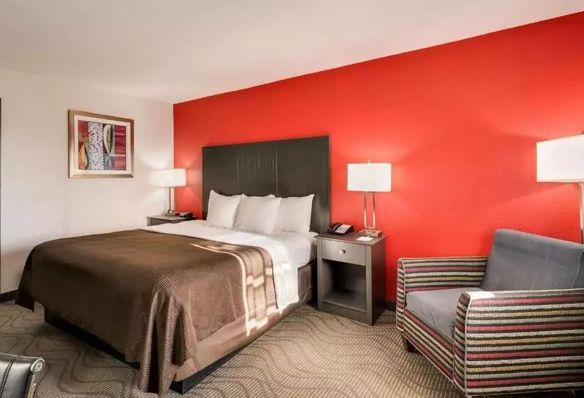 キングサイズベッドのスイートルーム, Clarion Inn & Suites Russellville I40