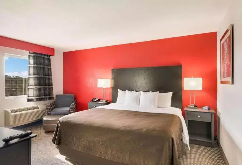 キングサイズベッドのスイートルーム, Clarion Inn & Suites Russellville I40