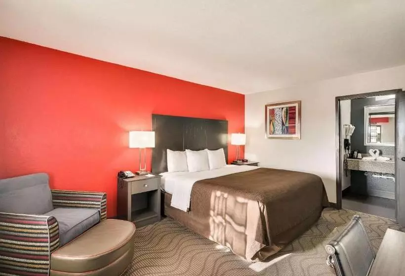 キングサイズベッドのスイートルーム, Clarion Inn & Suites Russellville I40