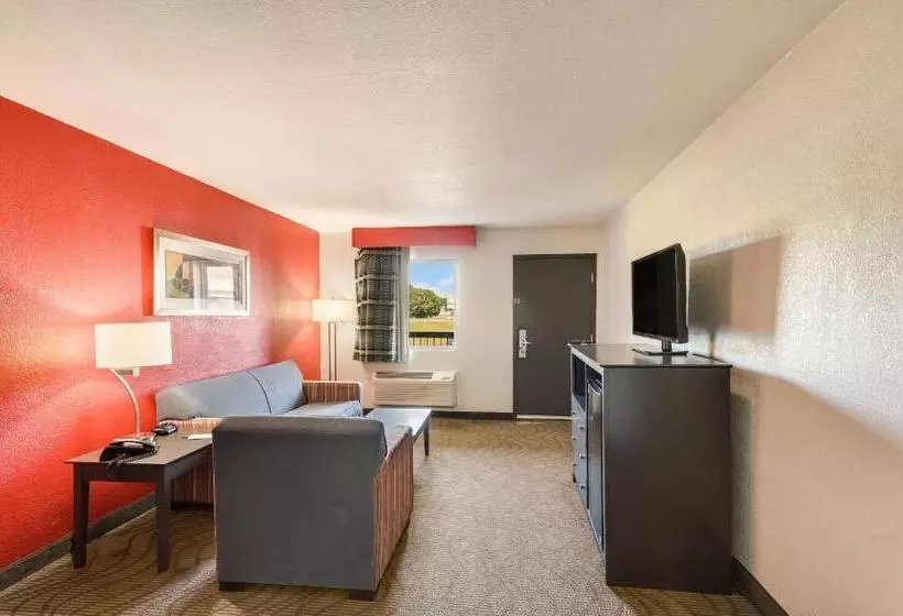 キングサイズベッドのスイートルーム, Clarion Inn & Suites Russellville I40