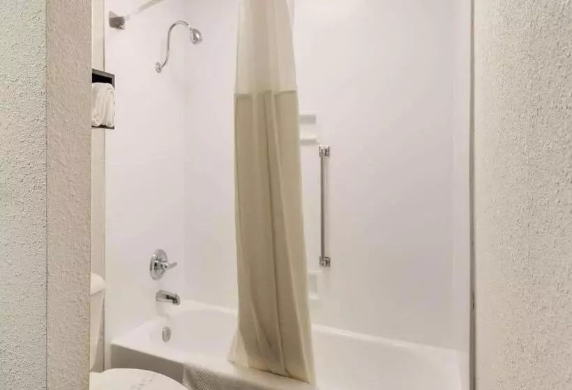 キングサイズベッドのスイートルーム, Clarion Inn & Suites Russellville I40