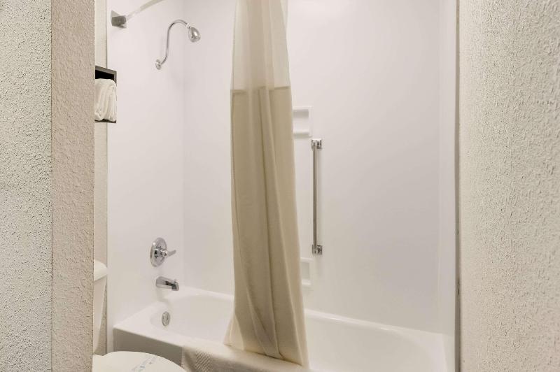 Номер Стандарт, Clarion Inn & Suites Russellville I40