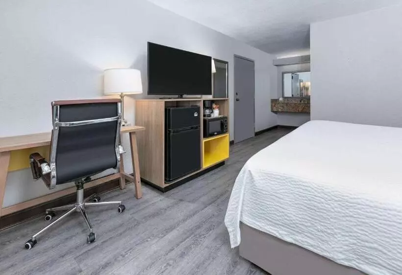 身障者適用キングサイズベッドルーム, Days Inn By Wyndham Greenville Ms