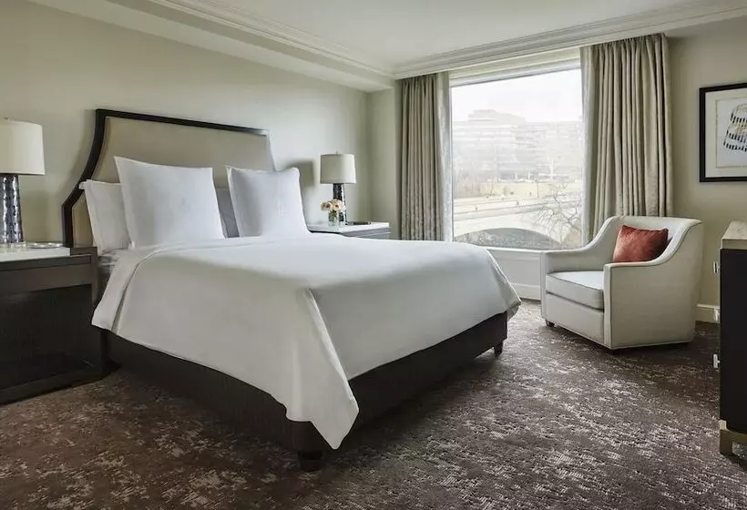 سوئیت پریمیوم, Four Seasons  Washington Dc