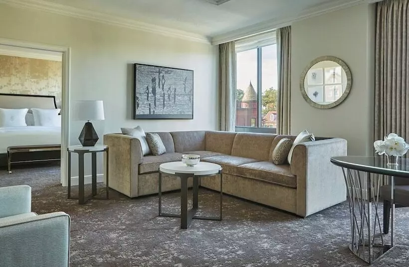 سوئیت برای معلولان, Four Seasons  Washington Dc