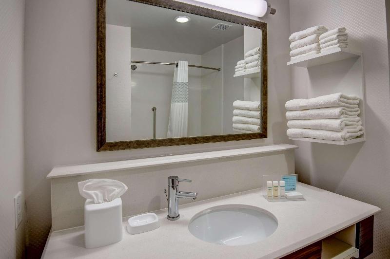 Номер Стандарт Кровать Кинг Адаптированный для Инвалидов, Holiday Inn Express Atlantic City W Pleasantville, An Ihg